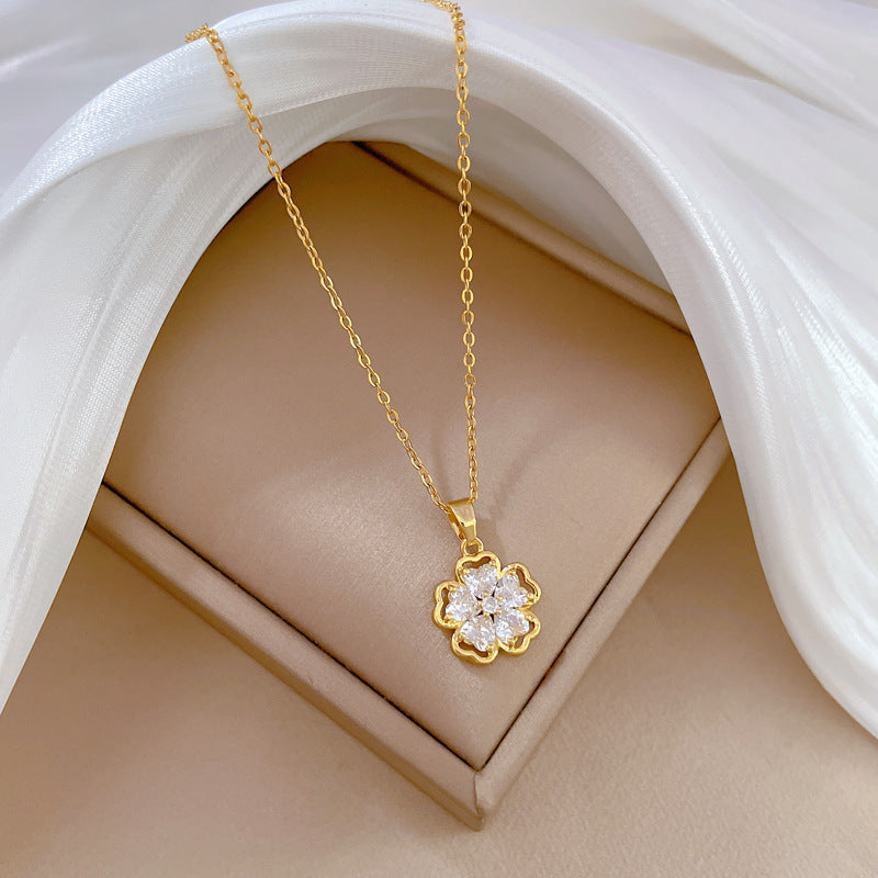 Elegante collar con colgante de flor de cinco pétalos para mujer, delicada cadena de clavícula de acero inoxidable con detalles de diamantes de imitación