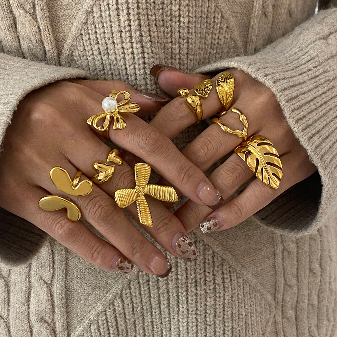 Anillo de acero inoxidable geométrico minimalista con acabado chapado para mujer con acento de mariposa y lazo