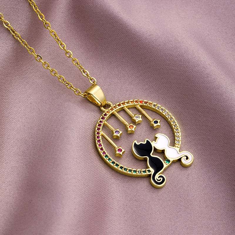 Collana con ciondolo a forma di gatto minimalista in rame placcato oro con intarsi di strass su catena a O per donne e coppie