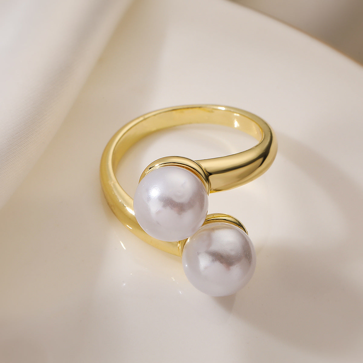 Anello aperto geometrico minimalista da donna in ottone placcato oro 18 carati con intarsio di perle