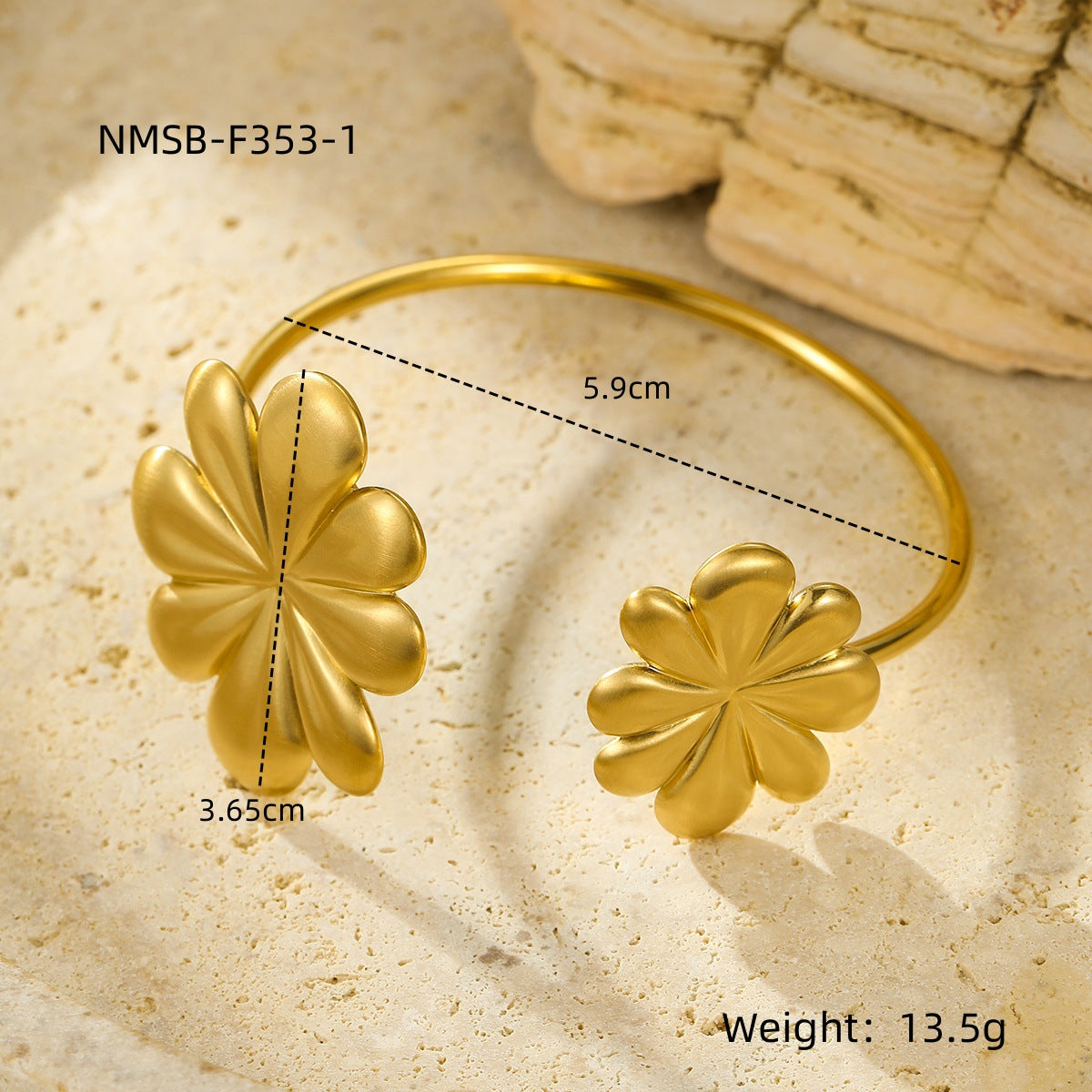 Set di orecchini, bracciale e anello da donna placcati oro 18K in acciaio inossidabile spazzolato, a forma di fiore, in stile vintage