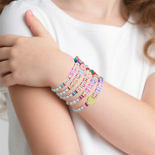 Bracciale per bambina con perline a cuore e fiore, accenti di perle e ciondoli in argilla polimerica stile principessa