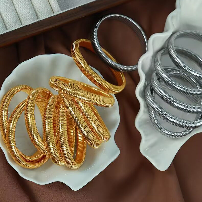 Bracciale rotondo elastico minimalista in acciaio inossidabile con placcatura in oro 18 carati e design a righe