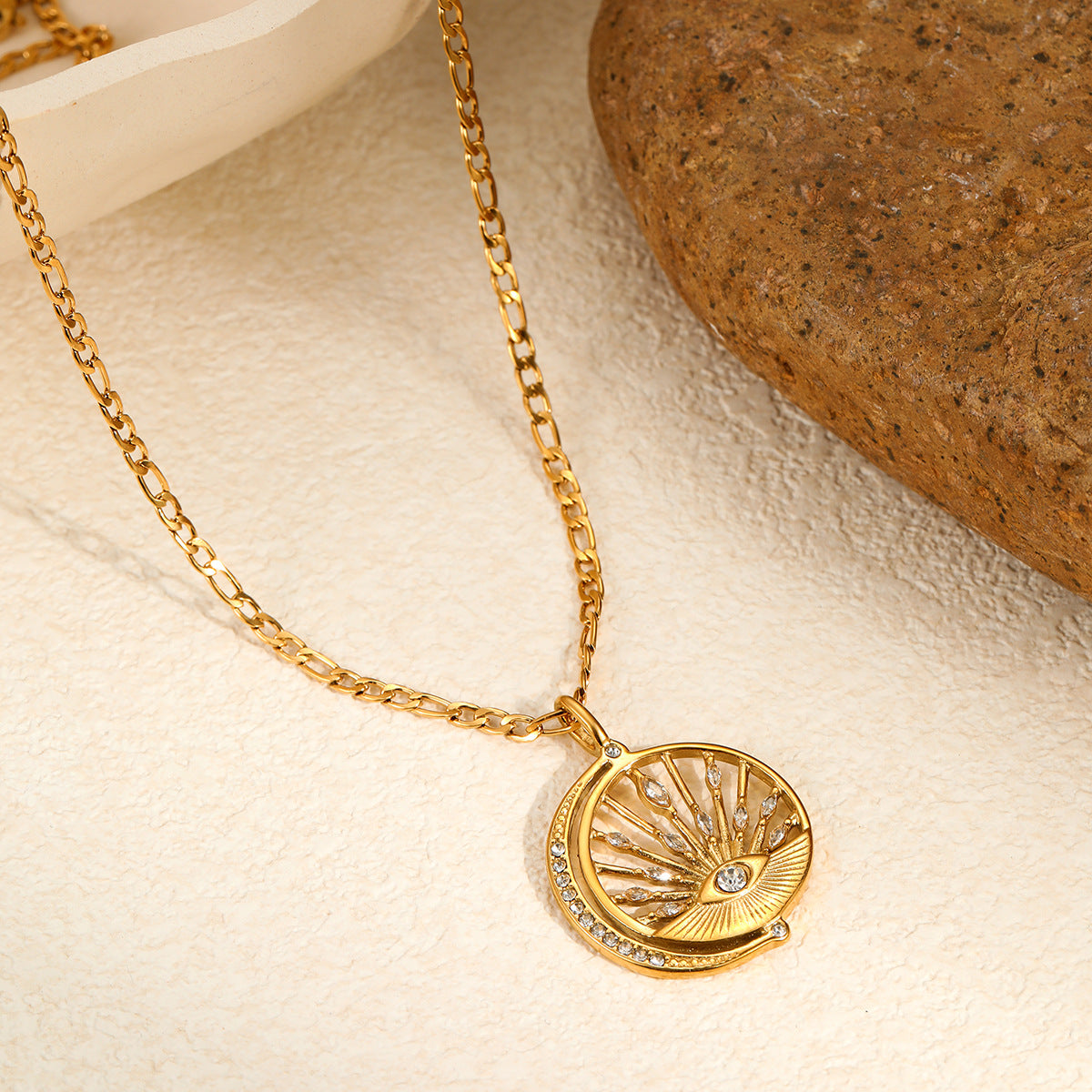 Collana con ciondolo geometrico in acciaio inossidabile di tendenza con intarsio di strass e finitura galvanica da donna