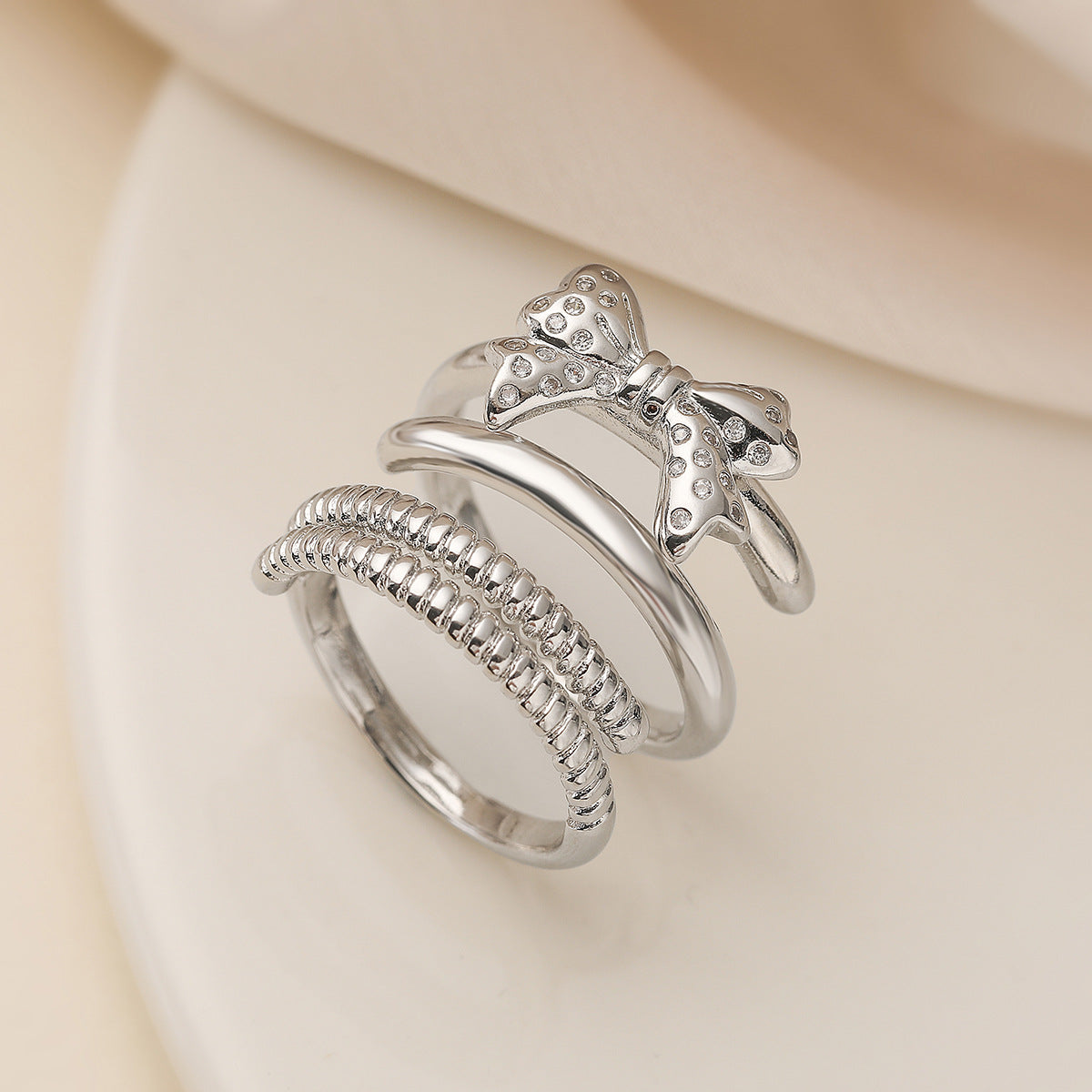 Anello da donna minimalista a doppia fascia a forma di fiocco, in rame placcato oro 18 carati con zirconi