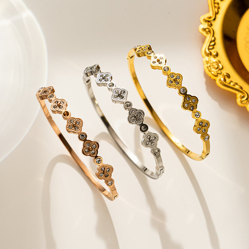Bracciale di lusso a forma di trifoglio in acciaio al titanio da donna con intarsio di strass e finitura placcata sottovuoto