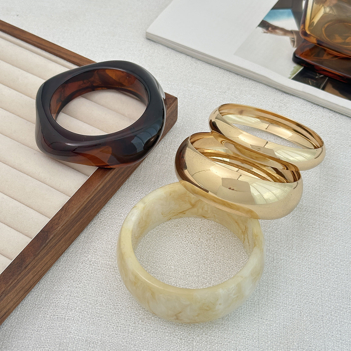 Elegant Gradient Geometric Round Resin Plated Bangle for Women