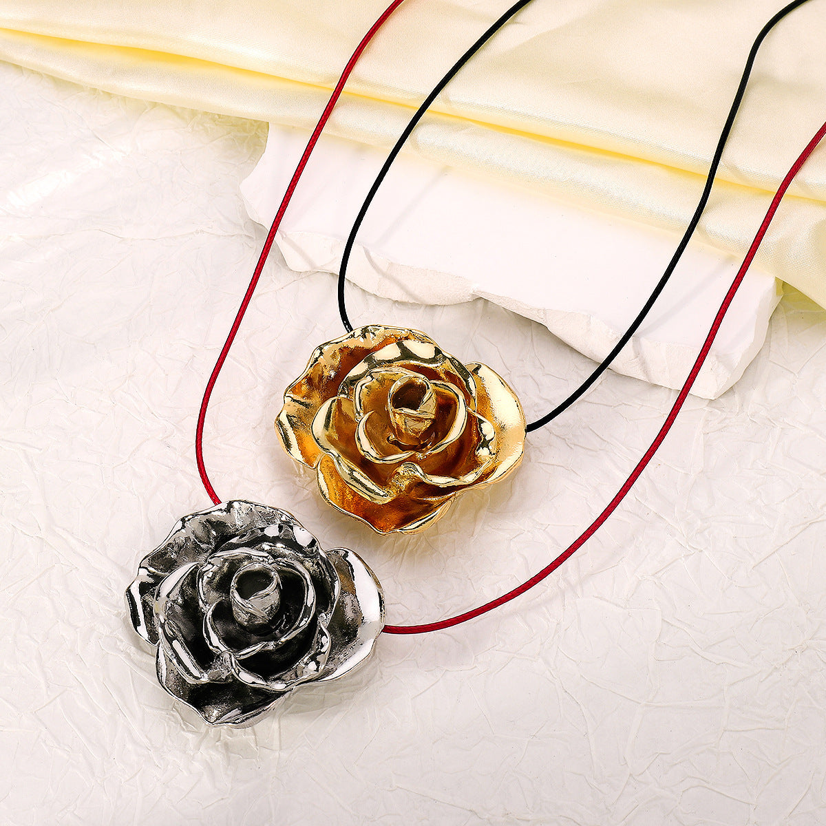 Collar con colgante floral dulce y atrevido para mujer con diseño geométrico de aleación de metal y cadena de cordón encerado