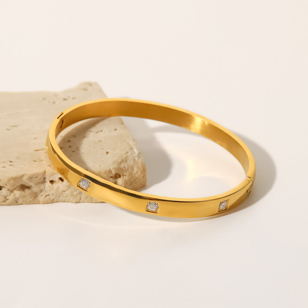 Bracciale Minimalista Geometrico da Donna in Acciaio al Titanio Placcato Oro 18K con Intarsio di Zirconi Bianchi Rotondi