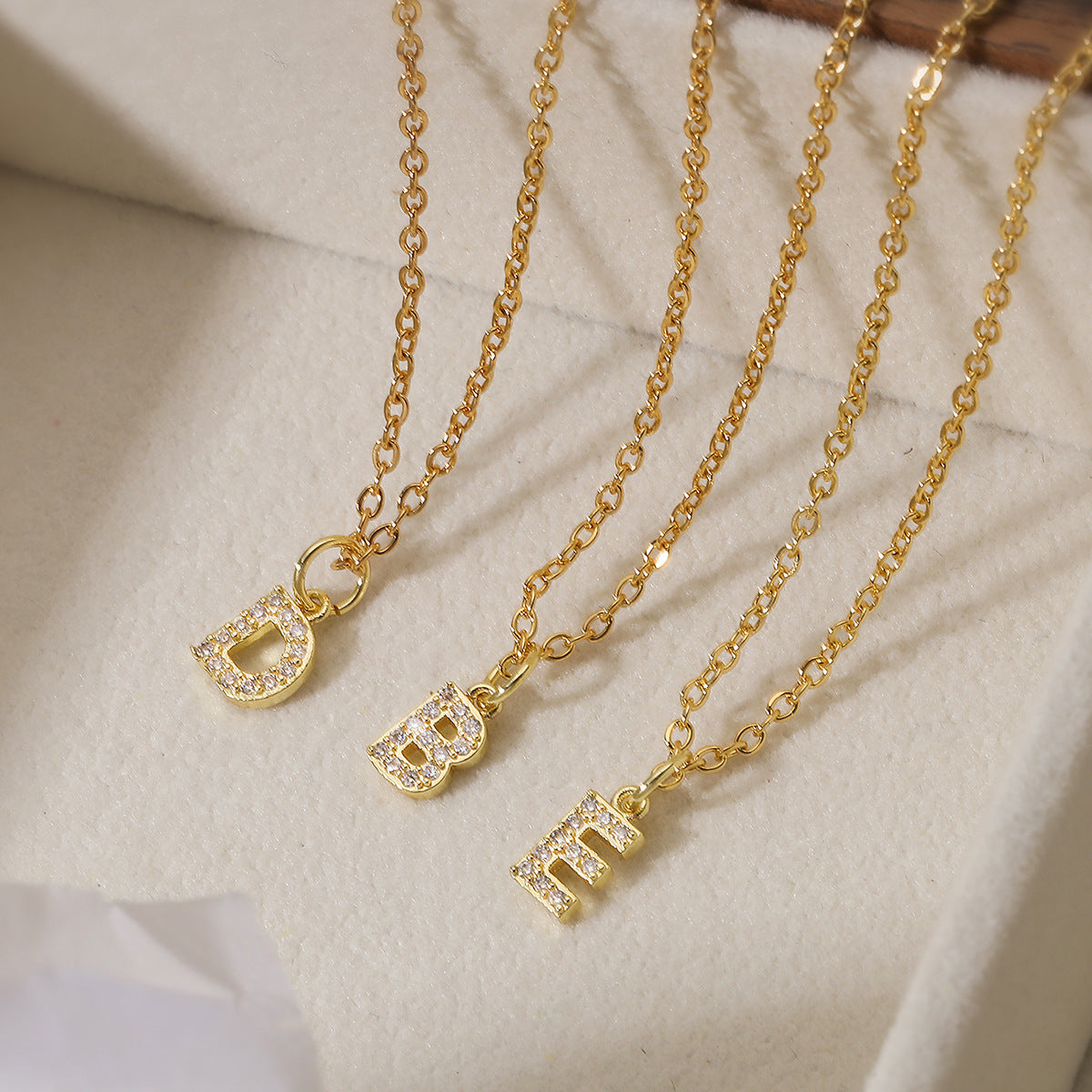 Bar Minimalista con Lettera in Ottone Placcato Oro 18K con Zirconi Incastonati