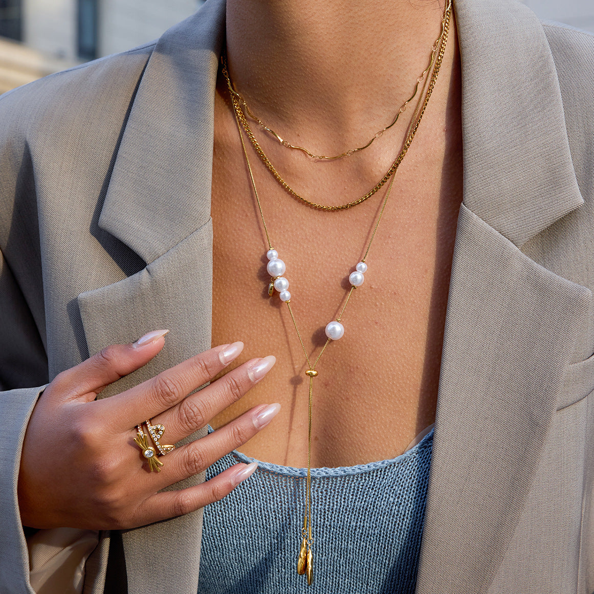 Collana con Pendente Geometrico Minimalista in Acciaio al Titanio con Ciondolo a Goccia Placcato Oro 18K e Placcatura Sottovuoto PVD in Oro per Donna
