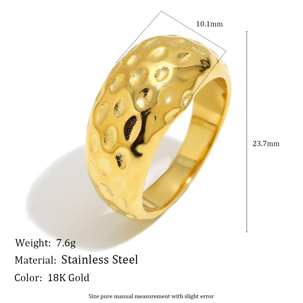 Anello da donna minimalista in acciaio inossidabile martellato con design lineare e placcatura in oro 18 carati