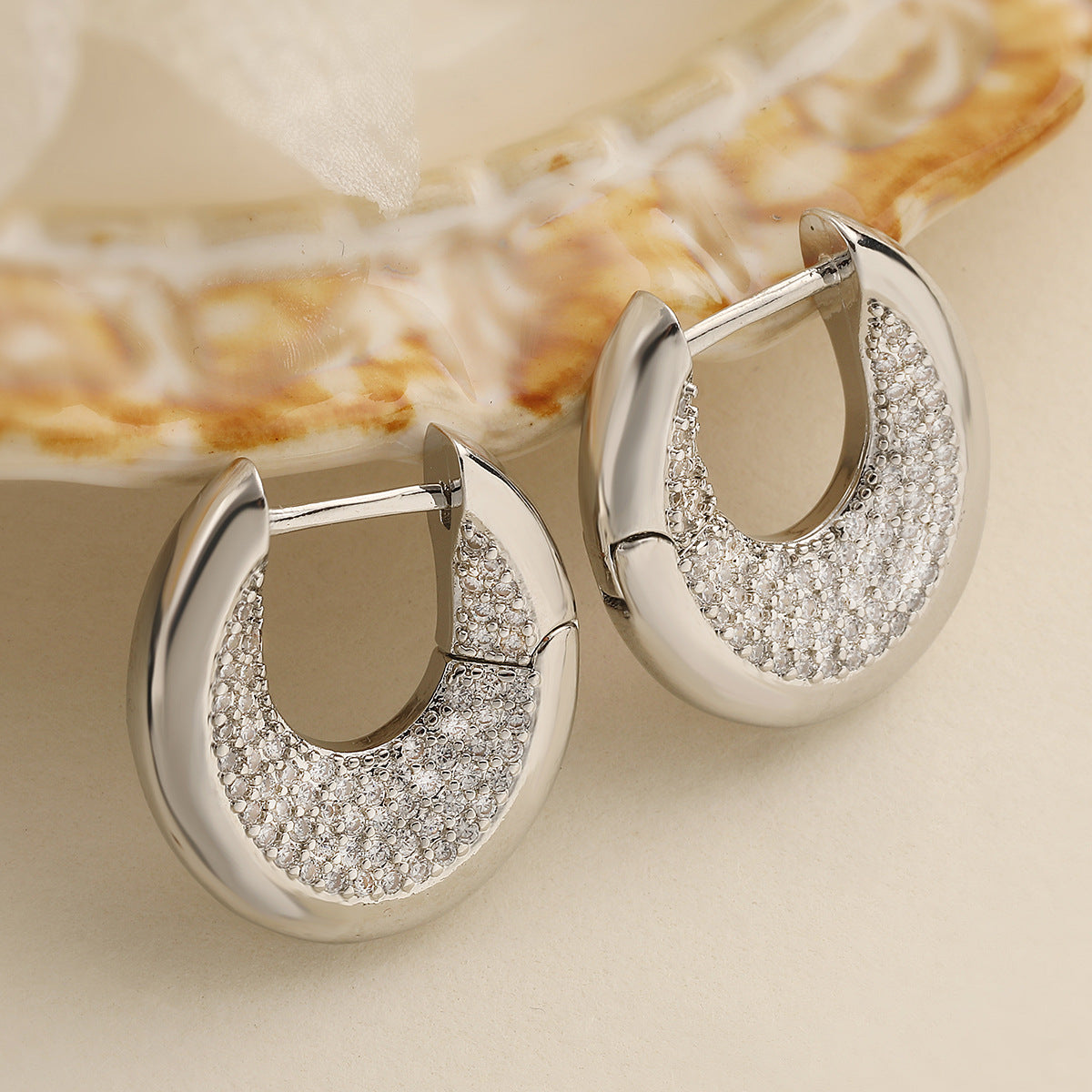 Aretes Minimalistas Geométricos en Forma de U para Mujer con Base de Cobre y Chapado en Oro de 18K, con Acentos de Circonita Microengastada