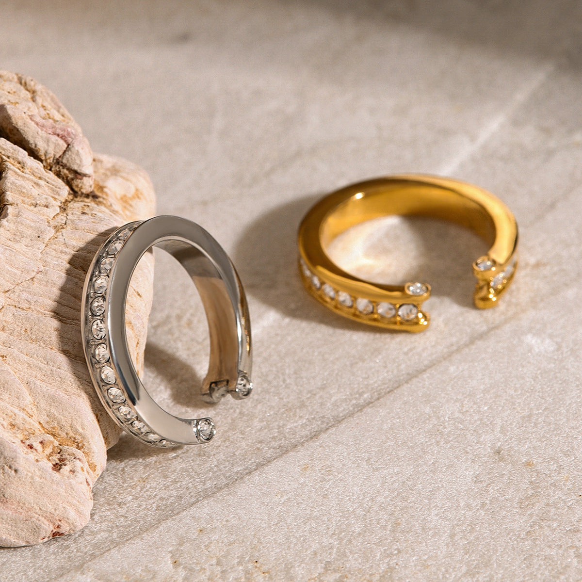 Anello da donna in acciaio inossidabile tondo geometrico minimalista con intarsio di strass