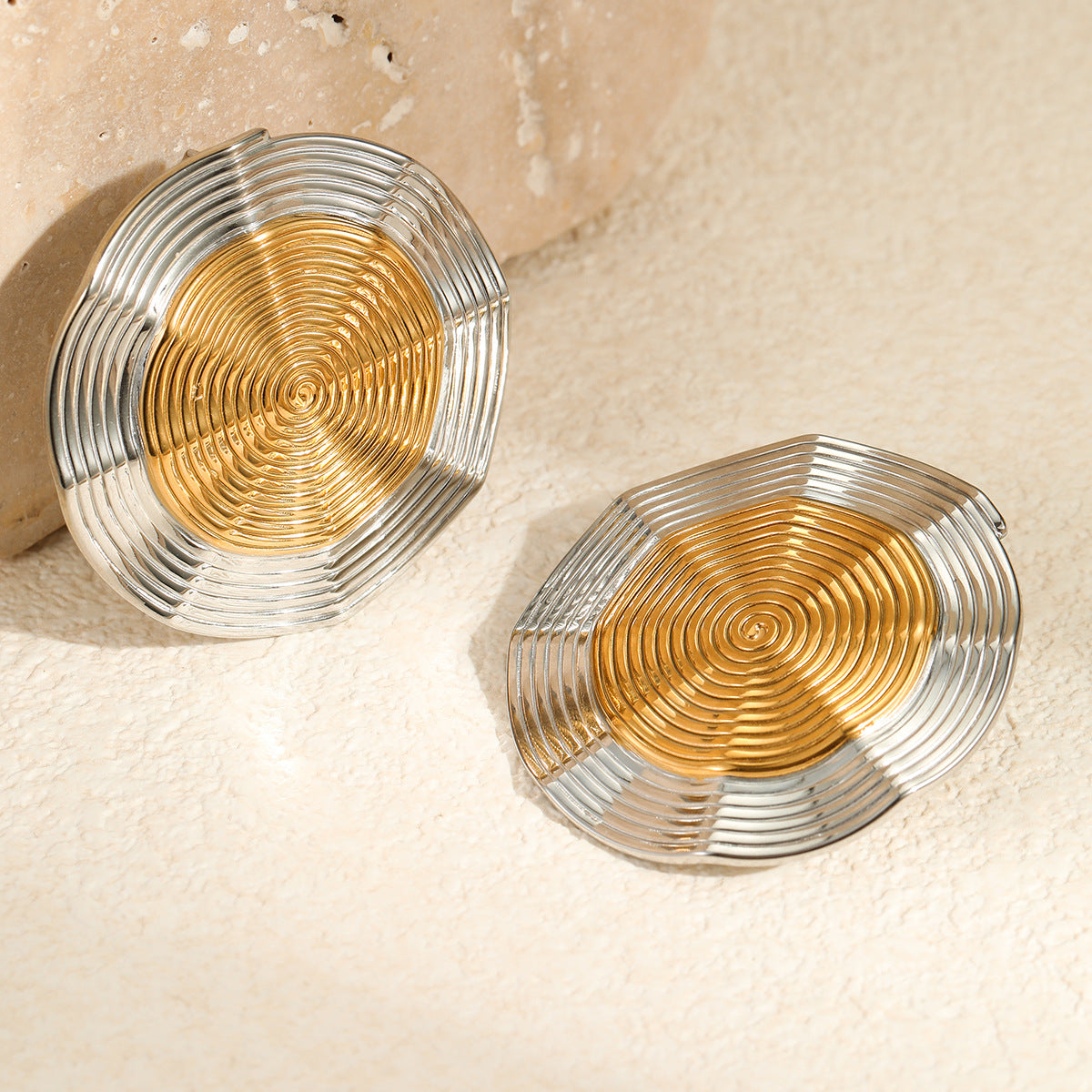 Orecchini rotondi vintage a forma di bussola in acciaio inossidabile placcato oro 18K da donna