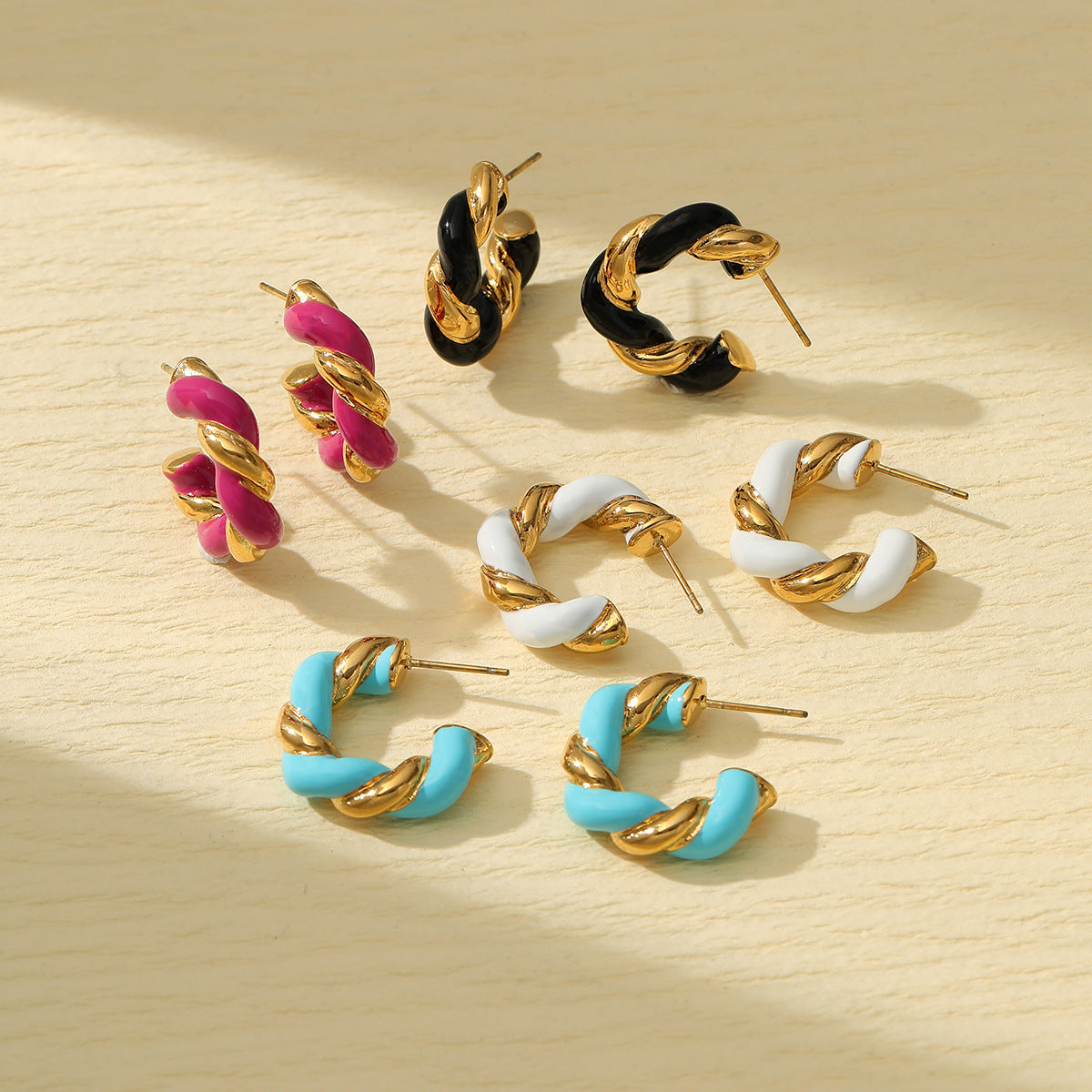 Pendientes de acero inoxidable en forma de corazón estilo retro con acabado chapado, diseño delicado y dulce para mujer