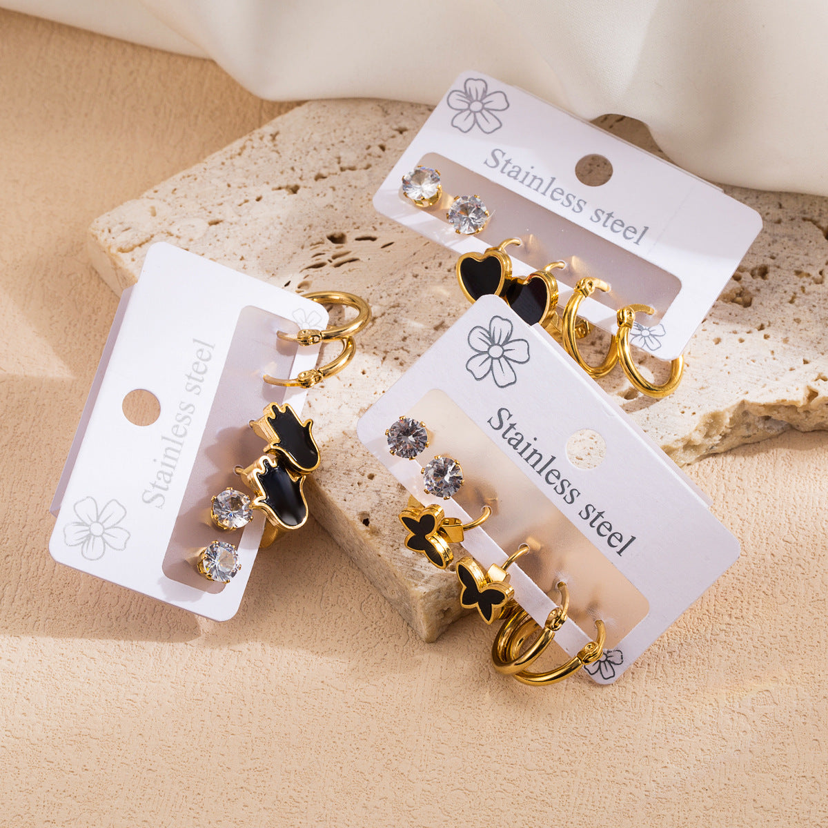 Pendientes de acero inoxidable pequeños con forma de corazón, dulces y atrevidos, con incrustaciones de diamantes de imitación para mujer
