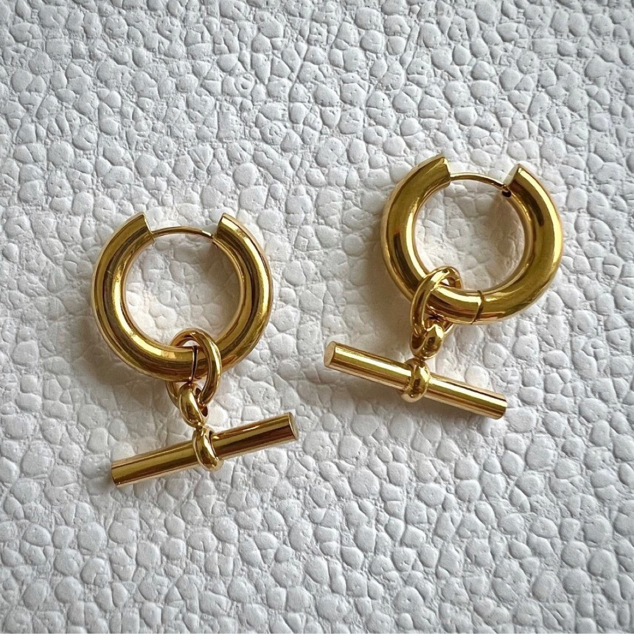 Orecchini a cerchio pendenti da donna con barra a T geometrica minimalista in acciaio inossidabile con finitura placcata