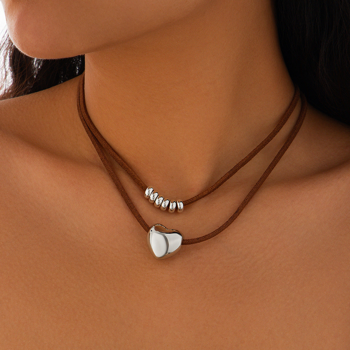 Collar con colgante de aleación irregular en forma de corazón estilo punk con acabado chapado para mujer