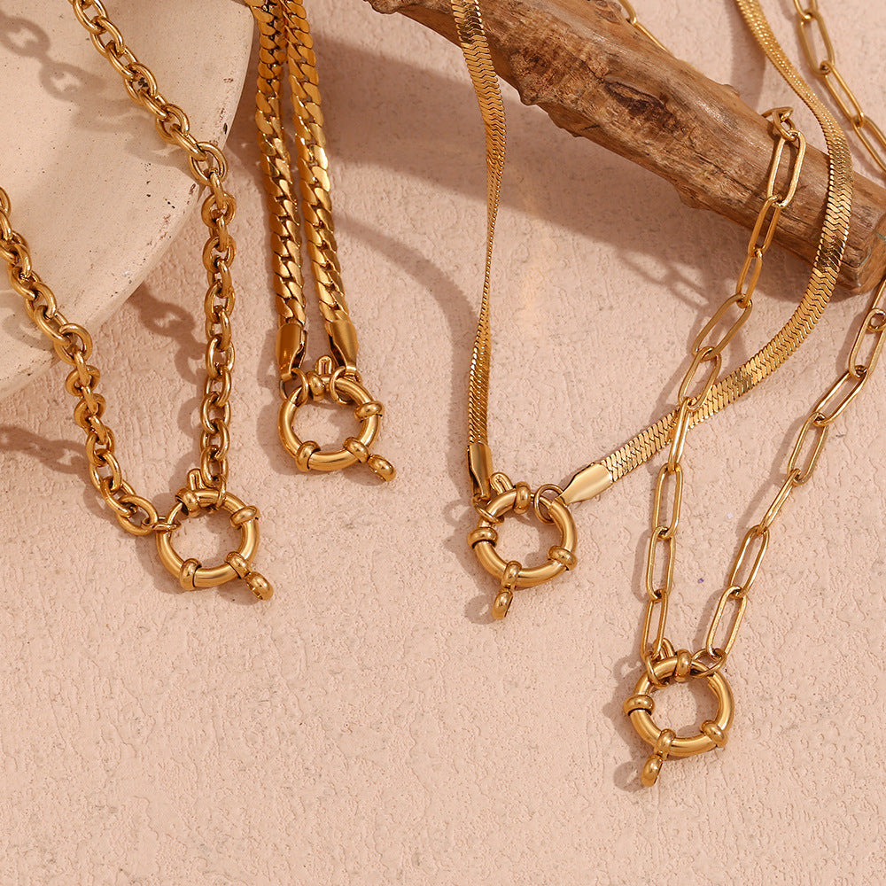 Collar Minimalista de Acero Inoxidable Geométrico con Colgante de Acero de Titanio Bañado en Oro de 18K y Cierre de Resorte en Cadena con Forma de O