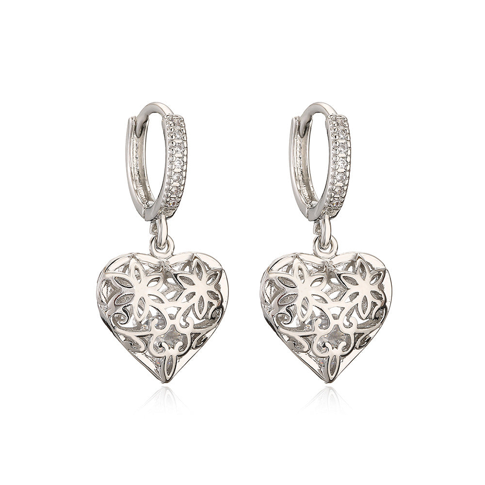 Orecchini da donna minimalisti in rame a forma di cuore traforato con placcatura in oro vero e accenti in zircone