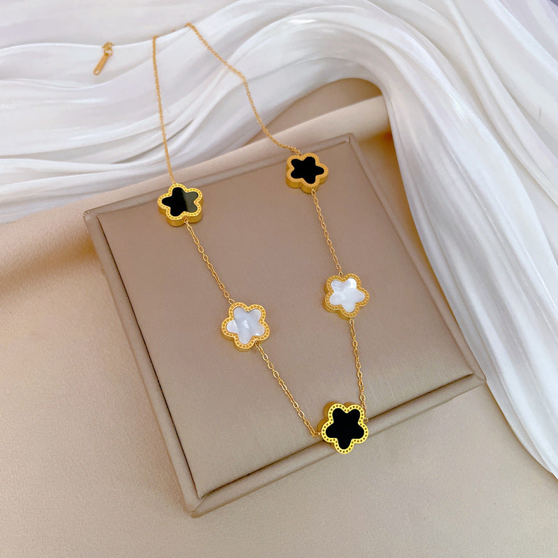 Collana con Pendente a Fiore a Cinque Petali in Acciaio al Titanio Minimalista da Donna con Finitura Placcata Oro e Delicato Design a Catena Clavicolare
