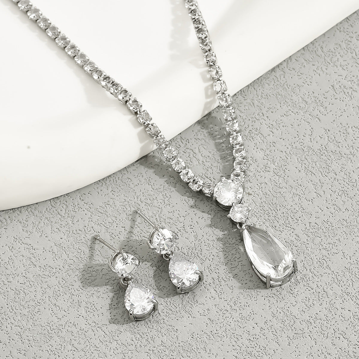 Set minimalist di orecchini e collana da donna, con zirconi intarsiati, a goccia e delicata catena per clavicola