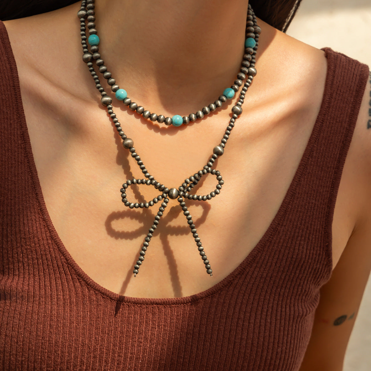 Collana da donna in resina a forma di fiocco in stile bohémien con ciondolo in lega e finitura placcata