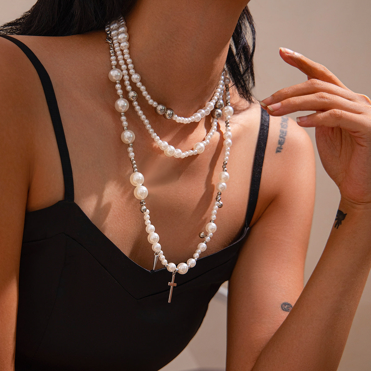 Collana Girocollo Minimalista Vintage Multistrato con Ciondolo a Croce in Lega, Dettaglio Borchia con Strass, Perle Imitazione e Catena a Sfera