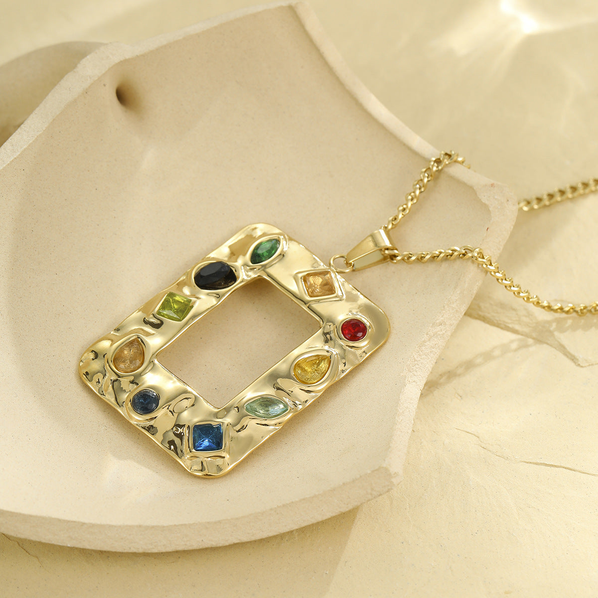 Collana da Donna Elegante a Cuore Geometrico in Acciaio Inossidabile con Intarsio in Zirconi Colorati