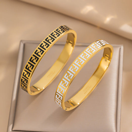 Pulsera de lujo minimalista con la letra F para mujer en acero de titanio con acabado esmaltado y acento de estrella