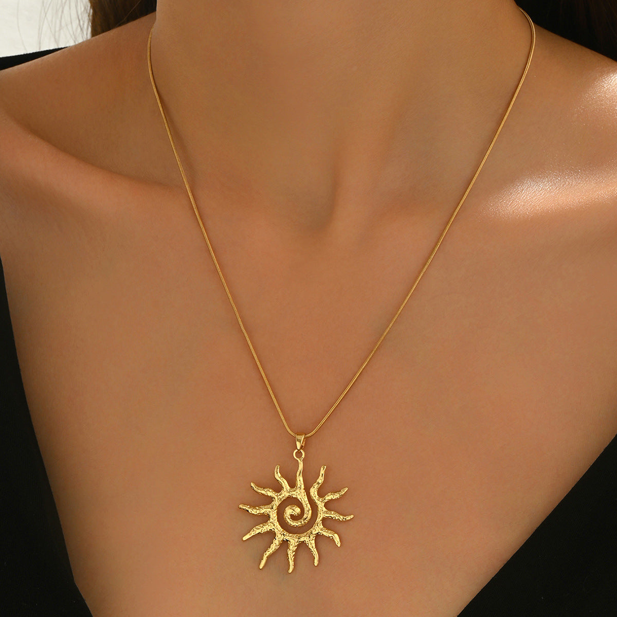 Collana pendente con girasole minimalista in lega di zinco con finitura placcata da donna