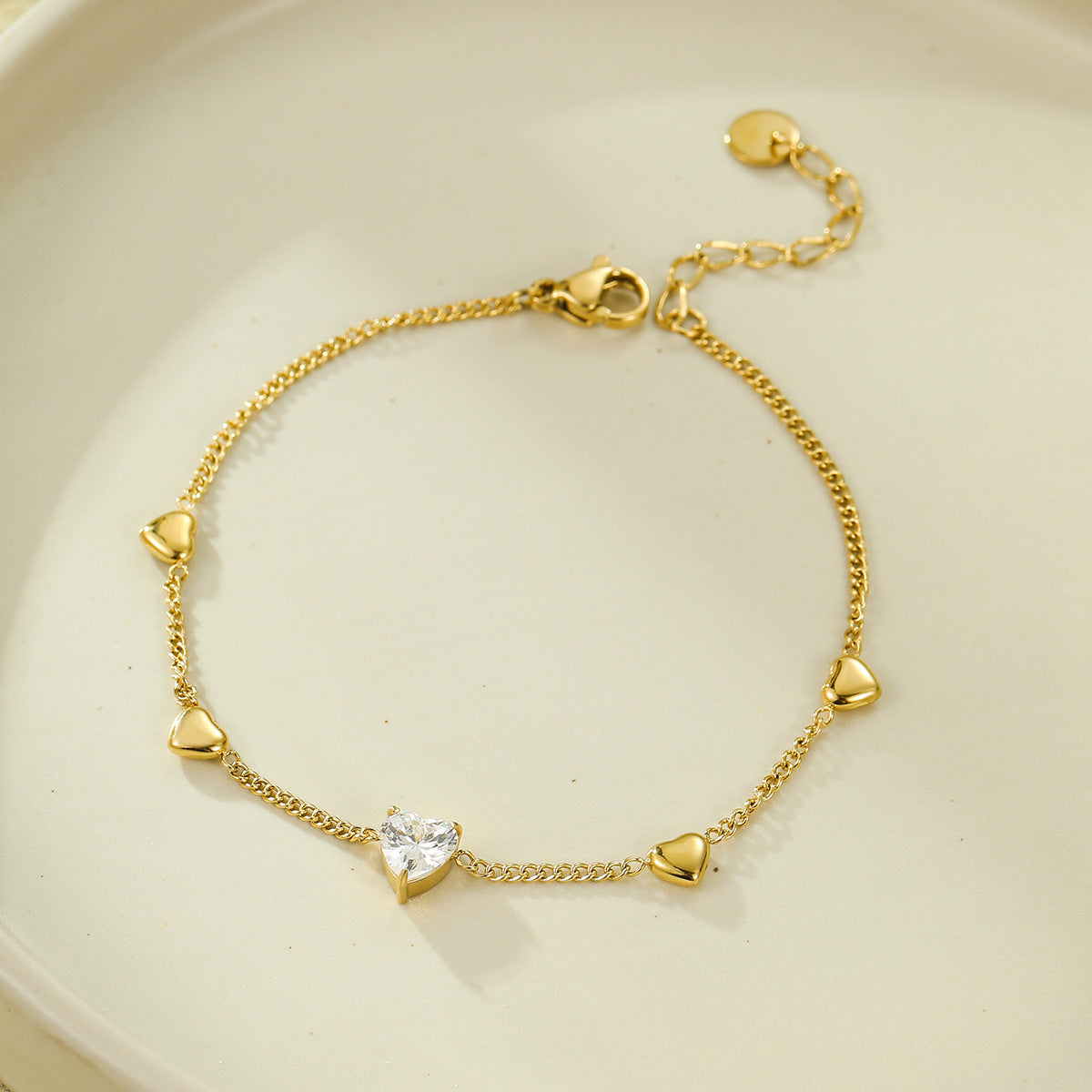 Bracciale minimalista da donna in acciaio al titanio a forma di cuore con placcatura in oro 18 carati e intarsio di zirconi