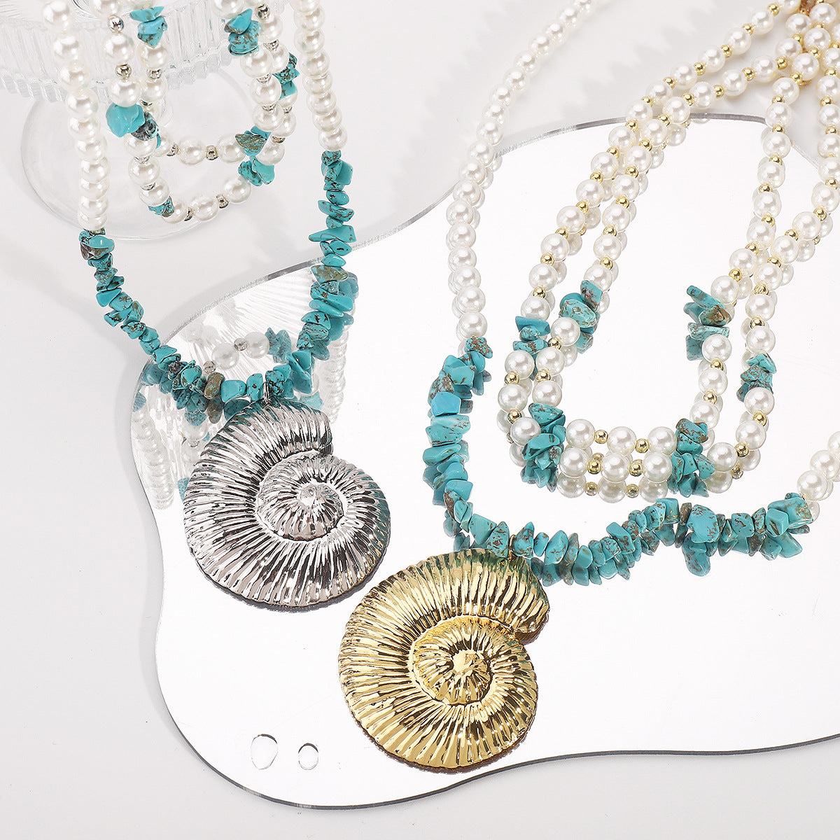 Collar Minimalista con Colgante de Concha para Mujer con Acabado Chapado en Aleación, Cadena de Clavícula Multicapa Estilo Veraniego con Acentos de Turquesa y Perlas Simuladas