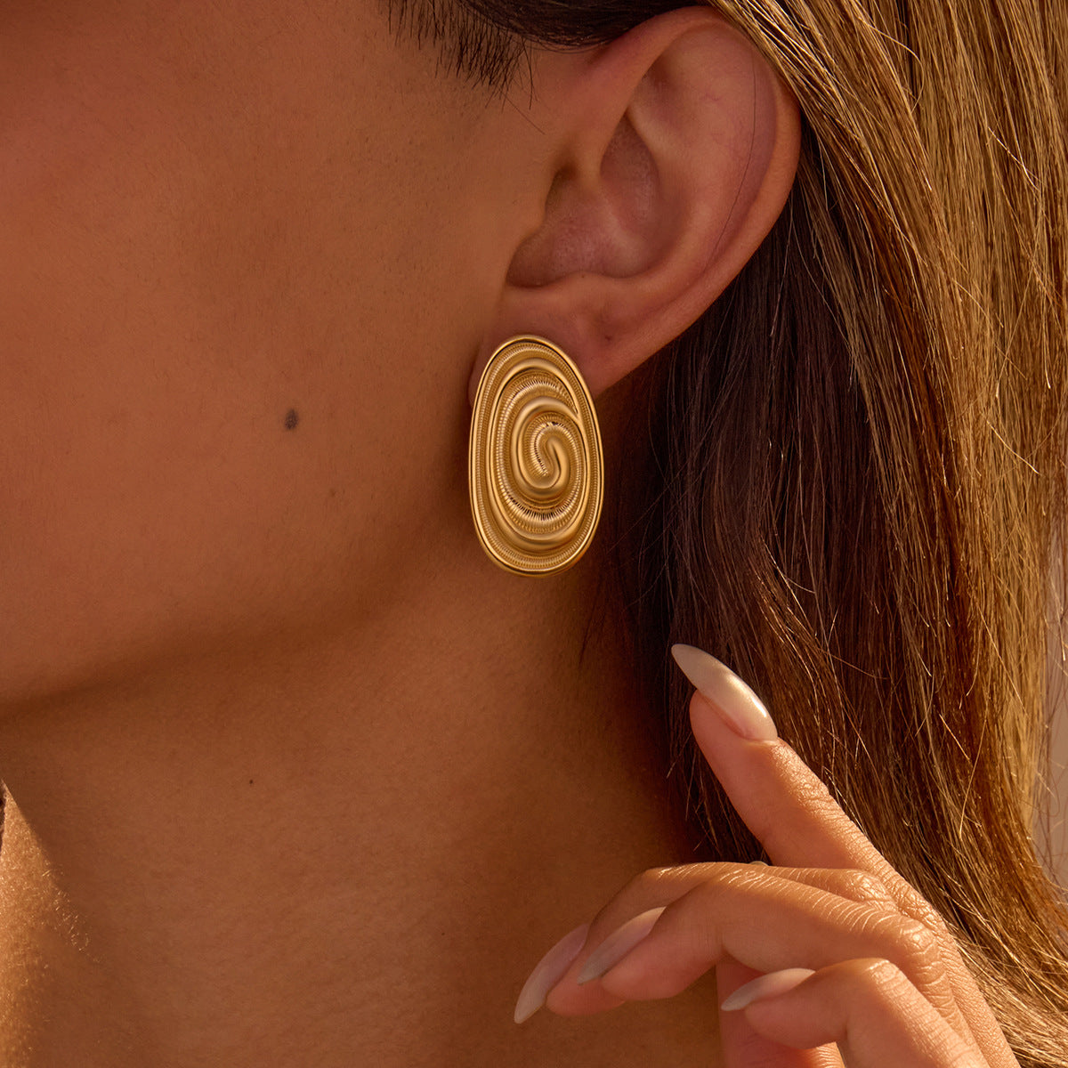 Pendientes ovalados geométricos de acero inoxidable para mujer con acabado chapado y diseño arrugado texturizado