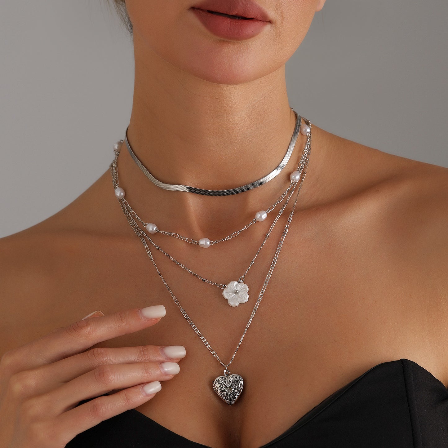 Collar con colgante minimalista de aleación en forma de corazón con cadena serpiente para mujer, cadena de clavícula ligera bañada en oro con perla sintética