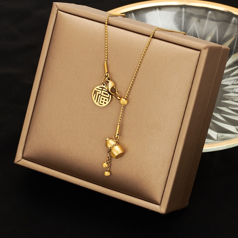 Collar colgante de lujo con forma de calabaza y borlas en acero de titanio con chapado en oro para mujer