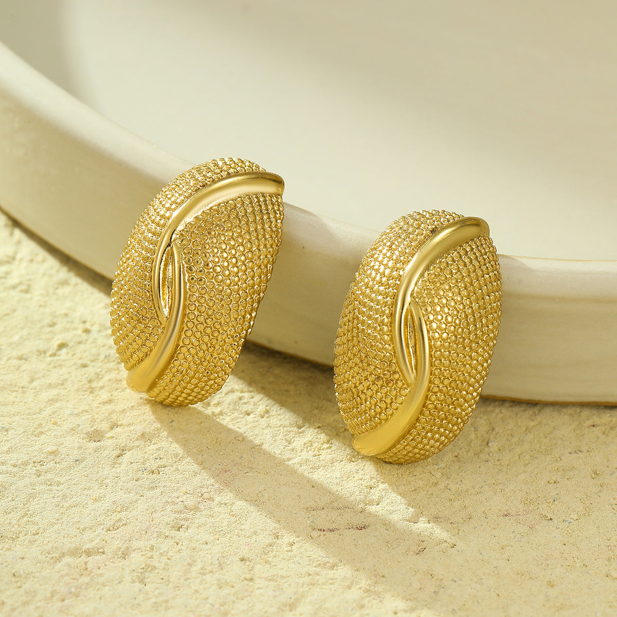 Pendientes geométricos minimalistas de acero inoxidable chapados en forma de arco y líneas texturizadas para mujer