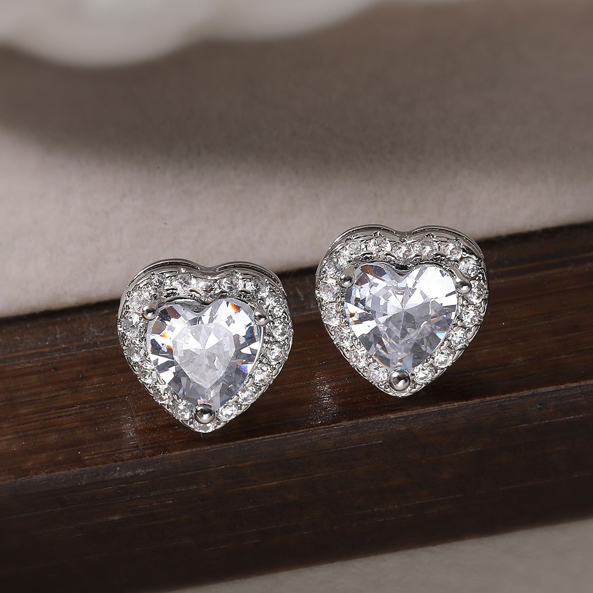 Eleganti orecchini a cuore in rame, stile francese, placcati in oro 18K e con zirconi a micro-pavé, da donna