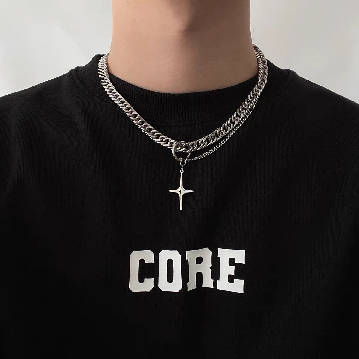 Collana Minimalista con Ciondolo a Croce in Acciaio al Titanio con Catena Cubana Lucida Unisex per Abbigliamento Casual