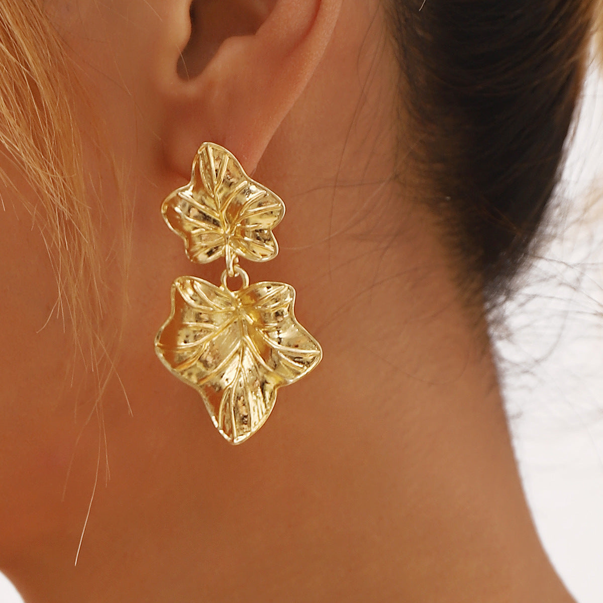 Pendientes minimalistas de aleación con hoja de arce para mujer con acabado chapado, diseño geométrico y patrón floral botánico