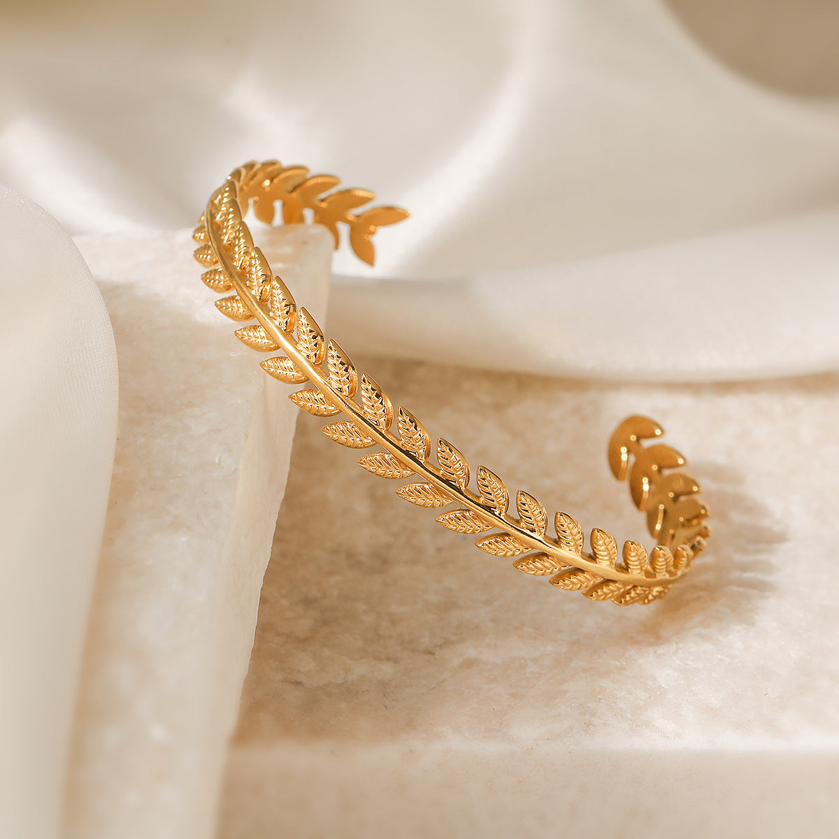 Bracciale Minimalista a C in Acciaio Inossidabile da Donna Placcato Oro 18K, Design Irregolare, Accessorio Moda Lusso Leggero