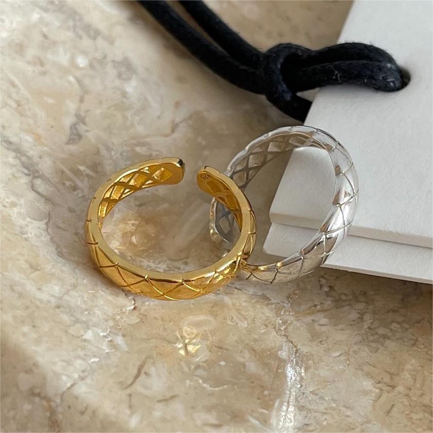 Minimalist Heart-Shaped 925 Sterling Silver Ring with Geometric Beveled Square Grain Texture