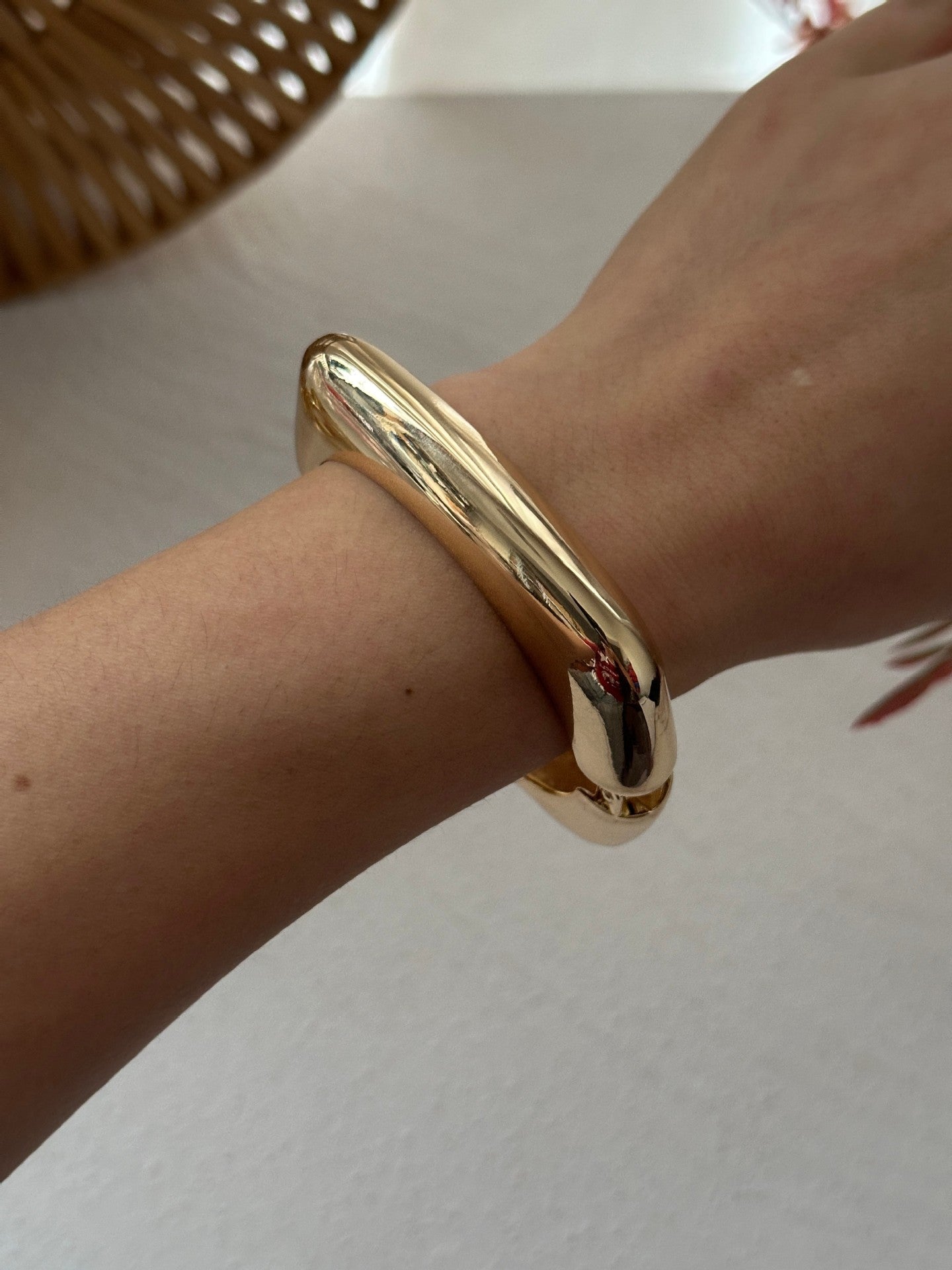 Bracciale a fascia larga aperto con molla irregolare in lega geometrica martellata