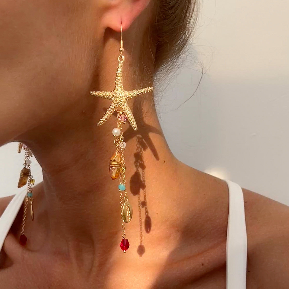 Pendientes largos de aleación con acabado galvanizado para mujer, diseño de estrella de mar asimétrica y concha nacarada