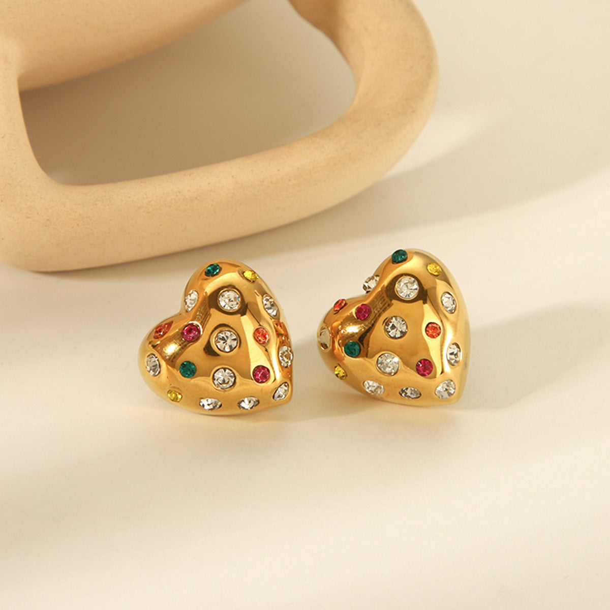 Pendientes de mujer de acero inoxidable chapados en oro de 18 quilates con forma de corazón y circonitas de colores