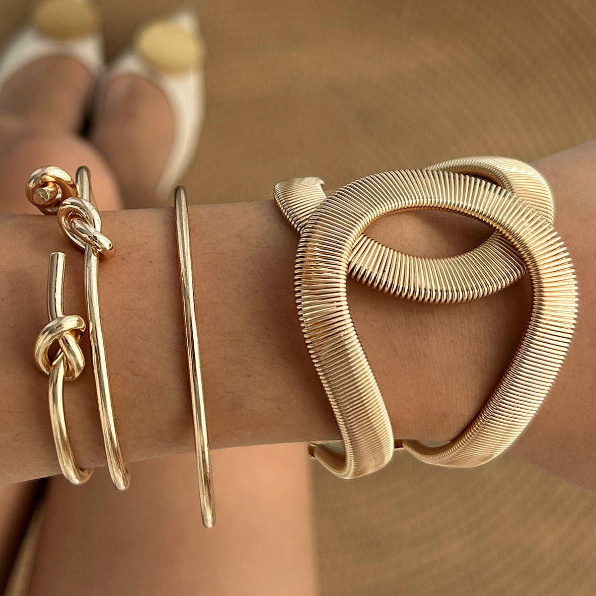 Bracciale da donna minimalista circolare a C in metallo con finitura placcata