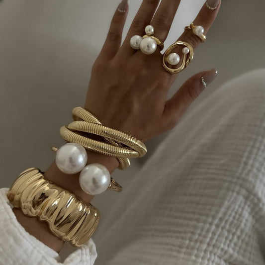 Pulsera de puño de aleación chapada pulida con forma de lágrima geométrica a la moda