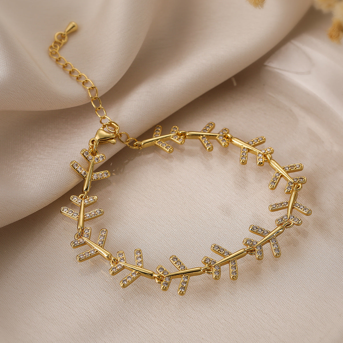Bracciale da donna placcato in oro vero con zirconi micropavé a forma di cuore e aeroplano, alla moda