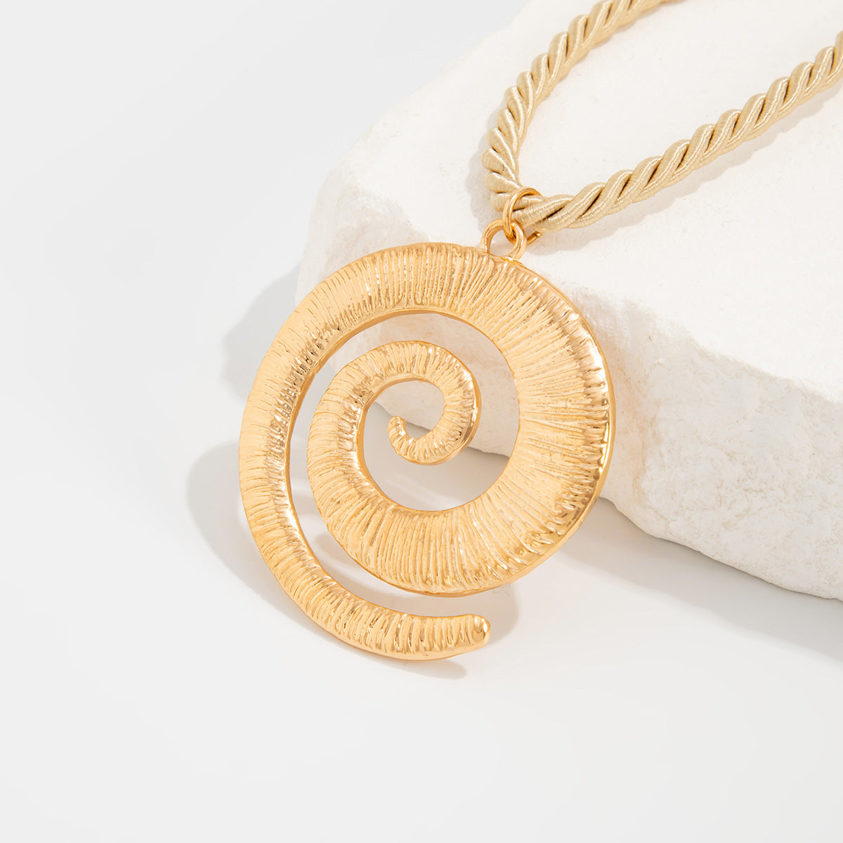 Exaggerated Floral Geometric Metal Pendant Necklace with Gold Plating for Women, Five-Petal Flower Design Locket Necklace